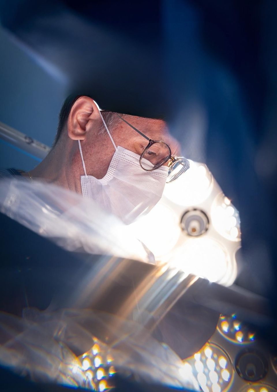 Cirurgião vascular em procedimento no centro cirúrgico